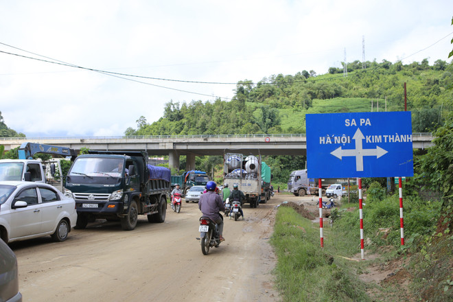 Hàng ngàn phương tiện ì ạch "bò" qua quốc lộ 4D lên Sapa ảnh 6