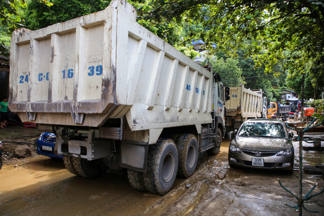 Hàng ngàn phương tiện ì ạch "bò" qua quốc lộ 4D lên Sapa ảnh 4