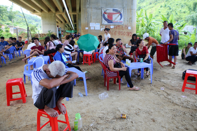 Hàng ngàn phương tiện ì ạch "bò" qua quốc lộ 4D lên Sapa ảnh 11