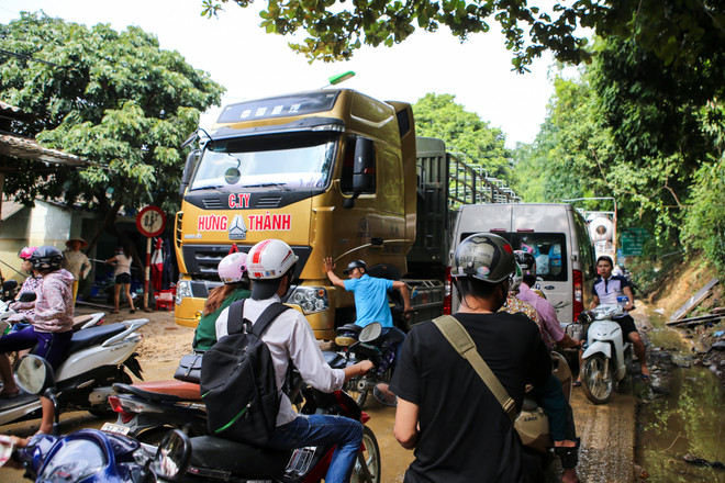Hàng ngàn phương tiện ì ạch "bò" qua quốc lộ 4D lên Sapa ảnh 2