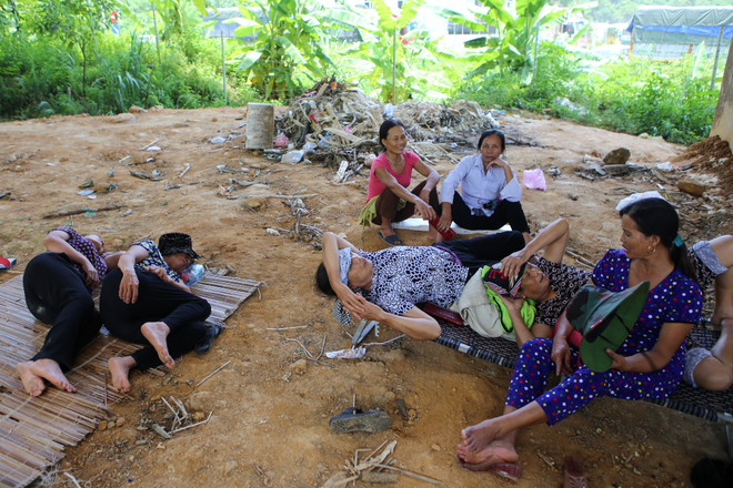 Hàng ngàn phương tiện ì ạch "bò" qua quốc lộ 4D lên Sapa ảnh 10