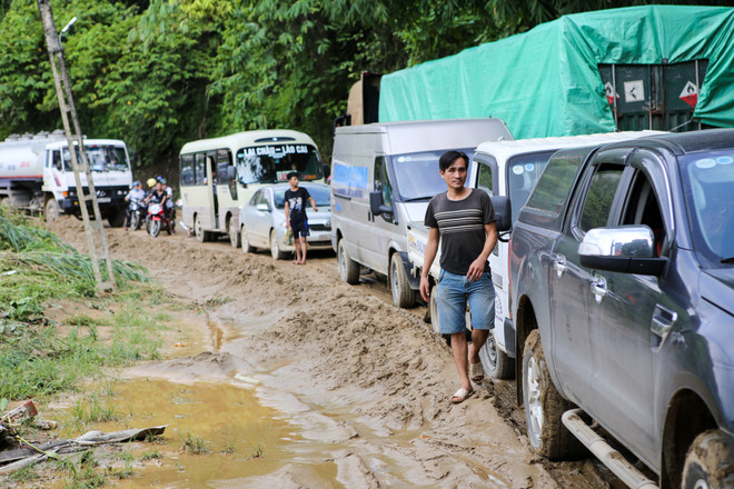 Hàng ngàn phương tiện ì ạch "bò" qua quốc lộ 4D lên Sapa ảnh 5