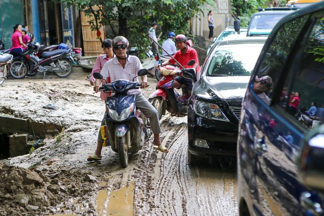 Hàng ngàn phương tiện ì ạch "bò" qua quốc lộ 4D lên Sapa ảnh 3