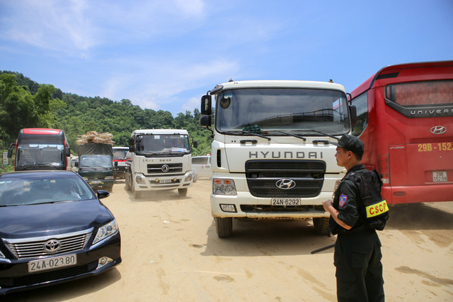 Hàng ngàn phương tiện ì ạch "bò" qua quốc lộ 4D lên Sapa ảnh 9