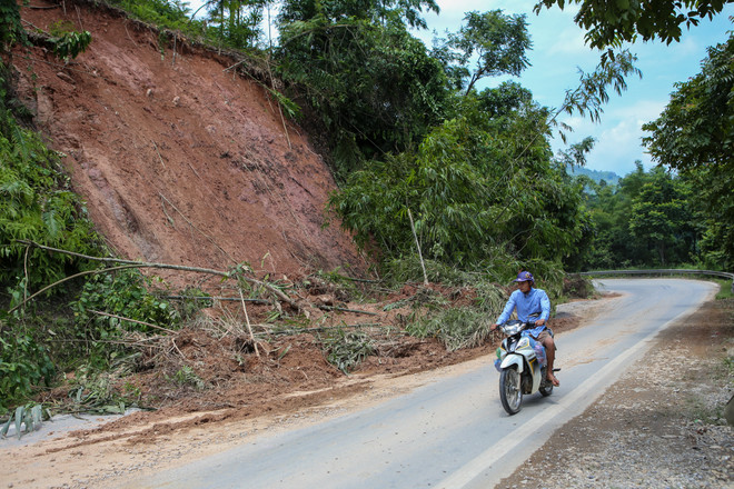 Hàng ngàn phương tiện ì ạch "bò" qua quốc lộ 4D lên Sapa ảnh 14