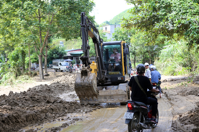 Hàng ngàn phương tiện ì ạch "bò" qua quốc lộ 4D lên Sapa ảnh 12