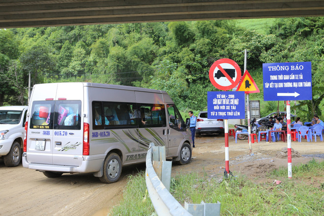 Hàng ngàn phương tiện ì ạch "bò" qua quốc lộ 4D lên Sapa ảnh 7