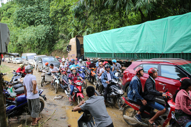 Hàng ngàn phương tiện ì ạch "bò" qua quốc lộ 4D lên Sapa ảnh 1
