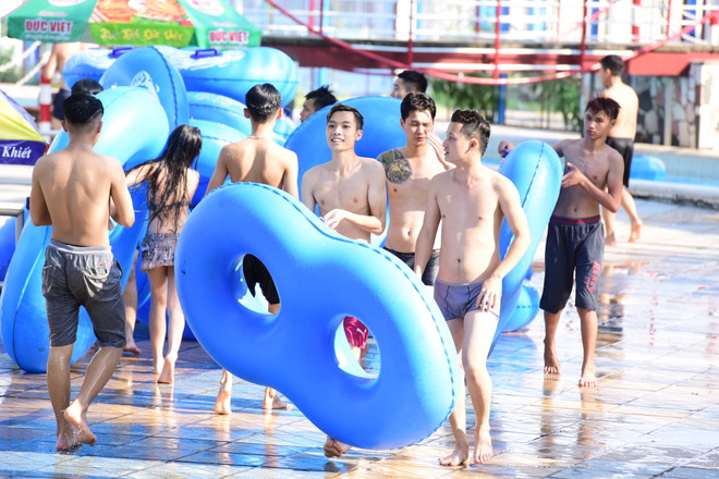 Công viên nước "vắng vẻ" trong ngày cuối tuần nắng nóng kỷ lục ảnh 12