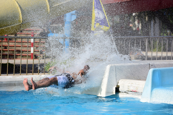 Công viên nước "vắng vẻ" trong ngày cuối tuần nắng nóng kỷ lục ảnh 7