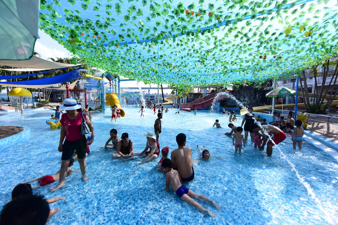 Công viên nước "vắng vẻ" trong ngày cuối tuần nắng nóng kỷ lục ảnh 4