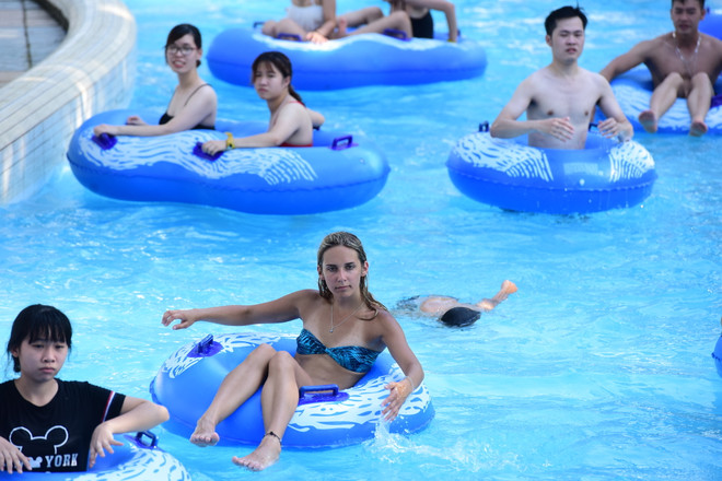 Công viên nước "vắng vẻ" trong ngày cuối tuần nắng nóng kỷ lục ảnh 10