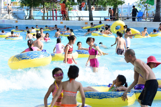 Công viên nước "vắng vẻ" trong ngày cuối tuần nắng nóng kỷ lục ảnh 11