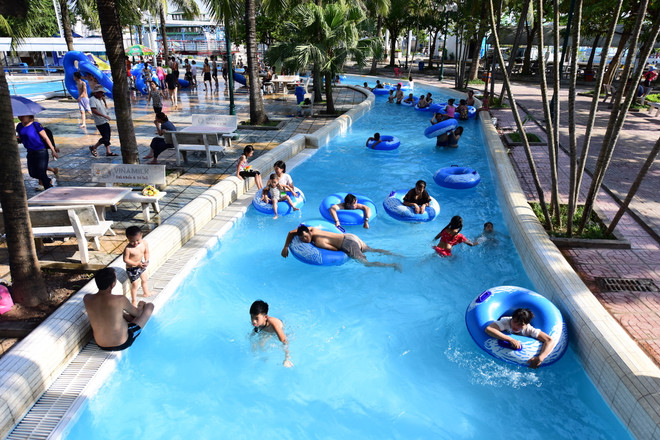 Công viên nước "vắng vẻ" trong ngày cuối tuần nắng nóng kỷ lục ảnh 5
