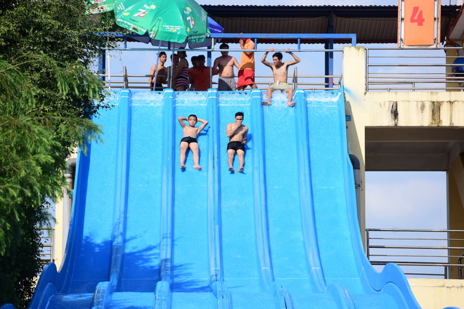 Công viên nước "vắng vẻ" trong ngày cuối tuần nắng nóng kỷ lục ảnh 6