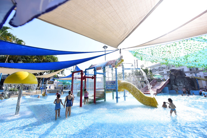 Công viên nước "vắng vẻ" trong ngày cuối tuần nắng nóng kỷ lục ảnh 3