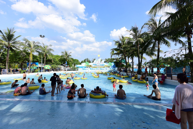 Công viên nước "vắng vẻ" trong ngày cuối tuần nắng nóng kỷ lục ảnh 2