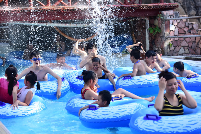 Công viên nước "vắng vẻ" trong ngày cuối tuần nắng nóng kỷ lục ảnh 9