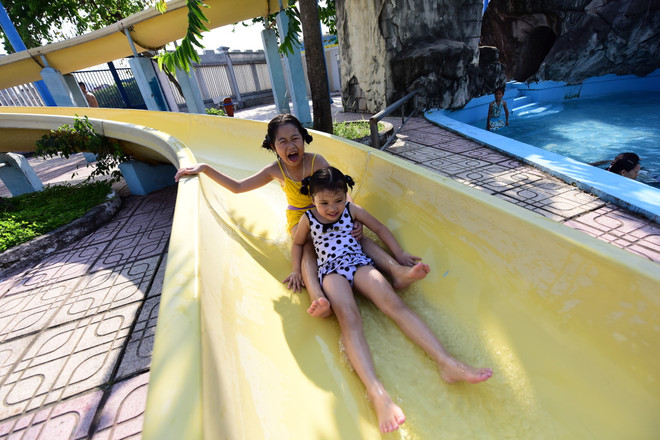 Công viên nước "vắng vẻ" trong ngày cuối tuần nắng nóng kỷ lục ảnh 8