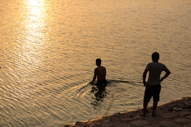 Bất chấp cảnh báo cấm bơi, dân đổ xô ra hồ Linh Đàm "giải nhiệt" ảnh 7