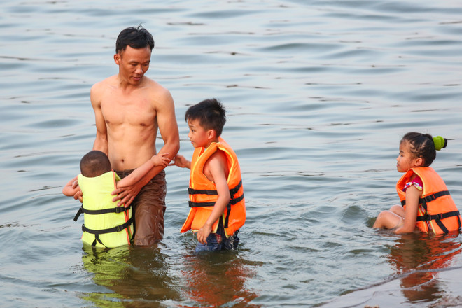 Bất chấp cảnh báo cấm bơi, dân đổ xô ra hồ Linh Đàm "giải nhiệt" ảnh 10