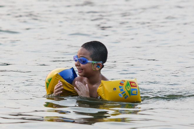 Bất chấp cảnh báo cấm bơi, dân đổ xô ra hồ Linh Đàm "giải nhiệt" ảnh 16