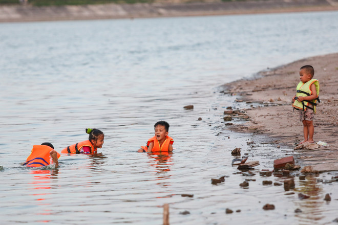 Bất chấp cảnh báo cấm bơi, dân đổ xô ra hồ Linh Đàm "giải nhiệt" ảnh 18