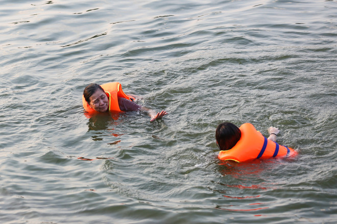 Bất chấp cảnh báo cấm bơi, dân đổ xô ra hồ Linh Đàm "giải nhiệt" ảnh 12