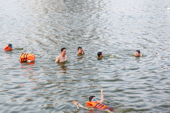 Bất chấp cảnh báo cấm bơi, dân đổ xô ra hồ Linh Đàm "giải nhiệt" ảnh 9