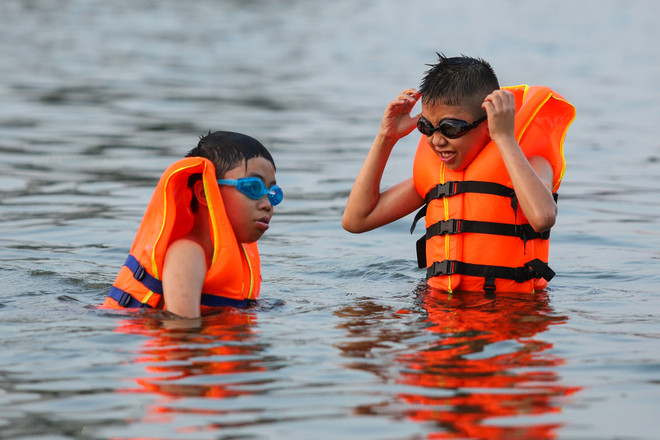 Bất chấp cảnh báo cấm bơi, dân đổ xô ra hồ Linh Đàm "giải nhiệt" ảnh 17