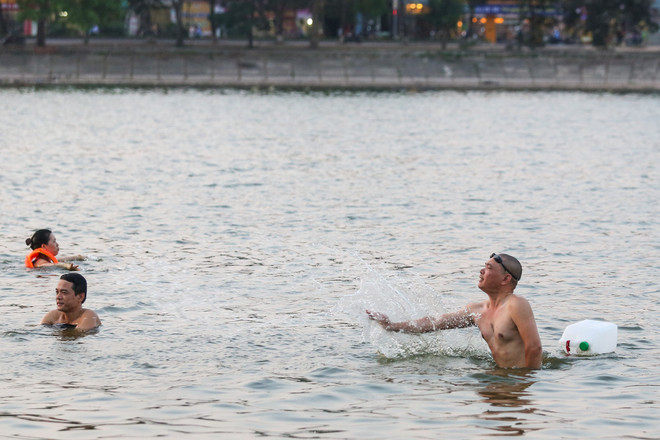 Bất chấp cảnh báo cấm bơi, dân đổ xô ra hồ Linh Đàm "giải nhiệt" ảnh 14