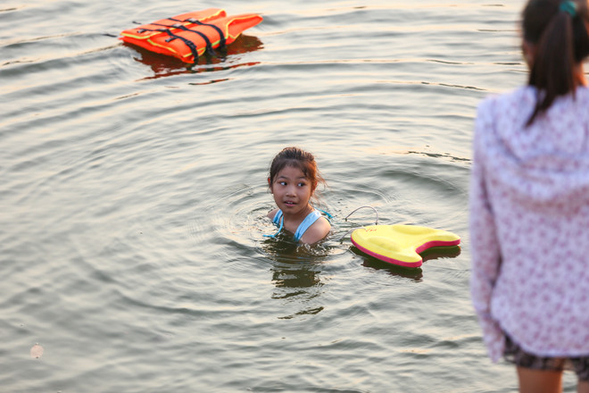 Bất chấp cảnh báo cấm bơi, dân đổ xô ra hồ Linh Đàm "giải nhiệt" ảnh 15