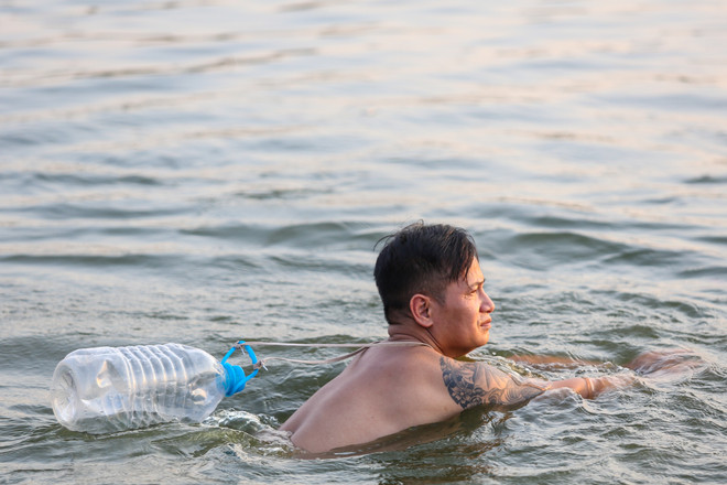 Bất chấp cảnh báo cấm bơi, dân đổ xô ra hồ Linh Đàm "giải nhiệt" ảnh 6