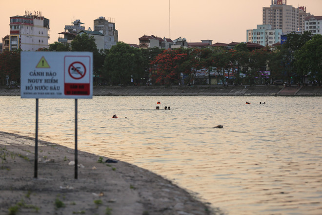 Bất chấp cảnh báo cấm bơi, dân đổ xô ra hồ Linh Đàm "giải nhiệt" ảnh 4