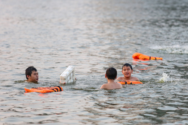 Bất chấp cảnh báo cấm bơi, dân đổ xô ra hồ Linh Đàm "giải nhiệt" ảnh 13