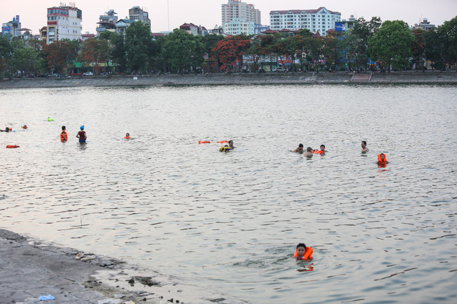 Bất chấp cảnh báo cấm bơi, dân đổ xô ra hồ Linh Đàm "giải nhiệt" ảnh 2