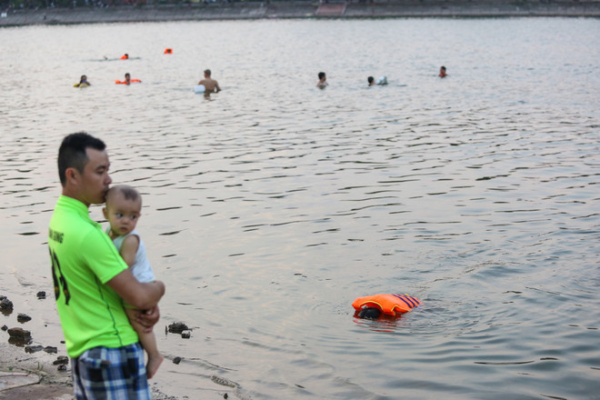 Bất chấp cảnh báo cấm bơi, dân đổ xô ra hồ Linh Đàm "giải nhiệt" ảnh 3