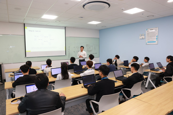 Nhân viên tham gia các chương trình đào tạo. (Ảnh: Samsung Việt Nam) Nhân Viên tham gia các chương trình đào tạo (3).jpg