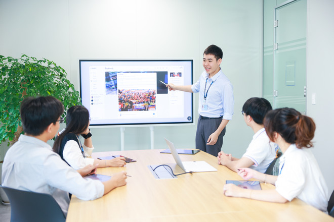 Các kỹ sư làm việc và nghiên cứu tại Trung tâm Nghiên cứu và Phát triển Samsung Việt Nam. (Ảnh: Samsung Việt Nam) Các kỹ sư làm việc và nghiên cứu tại Trung tâm Nghiên cứu và Phát triển Samsung Việt Nam.jpg