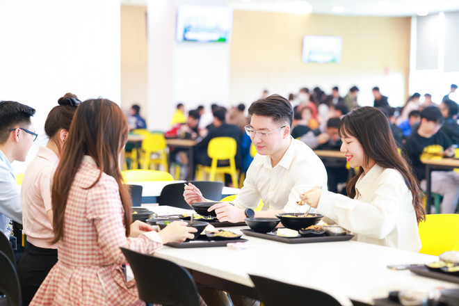 Nhân viên SRV thưởng thức bữa trưa tại canteen (2).jpg