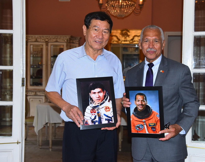 Thiếu tướng Charles Frank Bolden Jr. và nhà du hành vũ trụ Việt Nam, Trung tướng Phạm Tuân chụp ảnh cùng ảnh chân dung của họ khi là nhà du hành vũ trụ. (Ảnh: Đại sứ quán Mỹ tại Việt Nam) Cựu giám đốc NASA của Mỹ tìm cơ hội hợp tác với Việt Nam ảnh 2