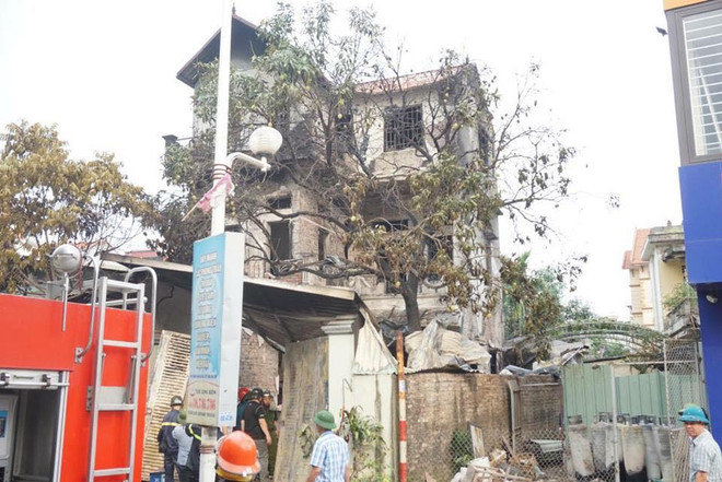 Hiện trường đám cháy dữ dội dưới chân cầu Vĩnh Tuy làm 1 người tử vong ảnh 1