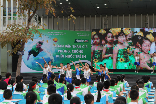 Học sinh Hà Nội hào hứng tìm hiểu kỹ năng phòng chống đuối nước ảnh 3