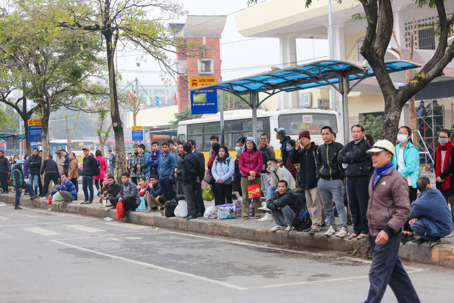 Tuy nhiên, theo đánh giá của lãnh đạo các bến xe, khách đi dịp này chủ yếu tập trung ở các tuyến ngắn, lưu lượng tăng so với ngày thường cao nhất là 20%.(Ảnh: Minh Sơn/Vietnam+) Bến xe cửa ngõ Thủ đô vắng vẻ trước ngày nghỉ Tết Dương lịch ảnh 3