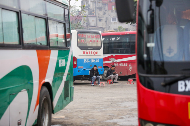 Đại diện các nhà xe thừa nhận, năm nay khách không đông so với các năm trước một phần là sự 'nở rộ' của loại hình xe hợp đồng Limousine chất lượng cao khiến lượng khách sụt giảm. (Ảnh: Minh Sơn/Vietnam+) Bến xe cửa ngõ Thủ đô vắng vẻ trước ngày nghỉ Tết Dương lịch ảnh 13