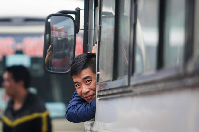 Rất nhiều tài xế ngồi chờ lâu để đợi khách. (Ảnh: Minh Sơn/Vietnam+) Bến xe cửa ngõ Thủ đô vắng vẻ trước ngày nghỉ Tết Dương lịch ảnh 16