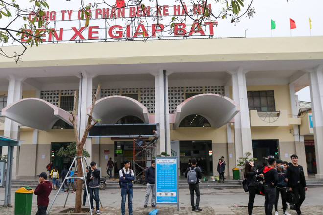 Ghi nhận tại các bến xe, Kỳ nghỉ lễ Tết Dương lịch năm 2018 kéo dài 3 ngày, hành khách ngoại tỉnh đổ xô rời khỏi thủ đô Hà Nội để về quê, đi chơi. (Ảnh: Minh Sơn/Vietnam+) Bến xe cửa ngõ Thủ đô vắng vẻ trước ngày nghỉ Tết Dương lịch ảnh 2