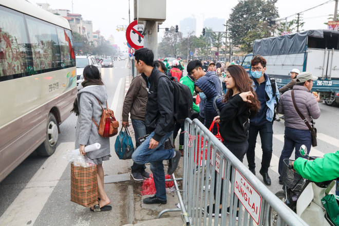 (Ảnh: Minh Sơn/Vietnam+) Bến xe cửa ngõ Thủ đô vắng vẻ trước ngày nghỉ Tết Dương lịch ảnh 18