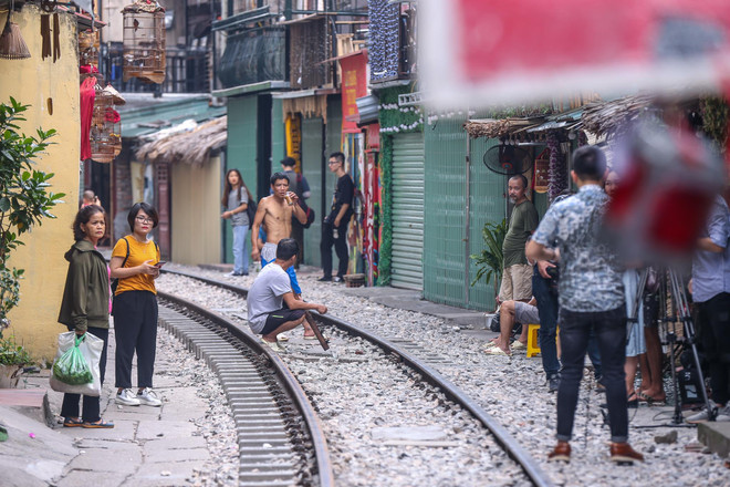 Hàng loạt càphê đường tàu Hà Nội bất ngờ bị phong tỏa ảnh 7