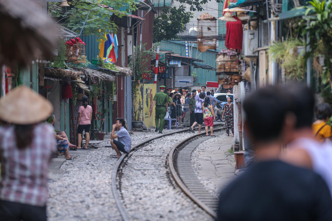 Hàng loạt càphê đường tàu Hà Nội bất ngờ bị phong tỏa ảnh 11